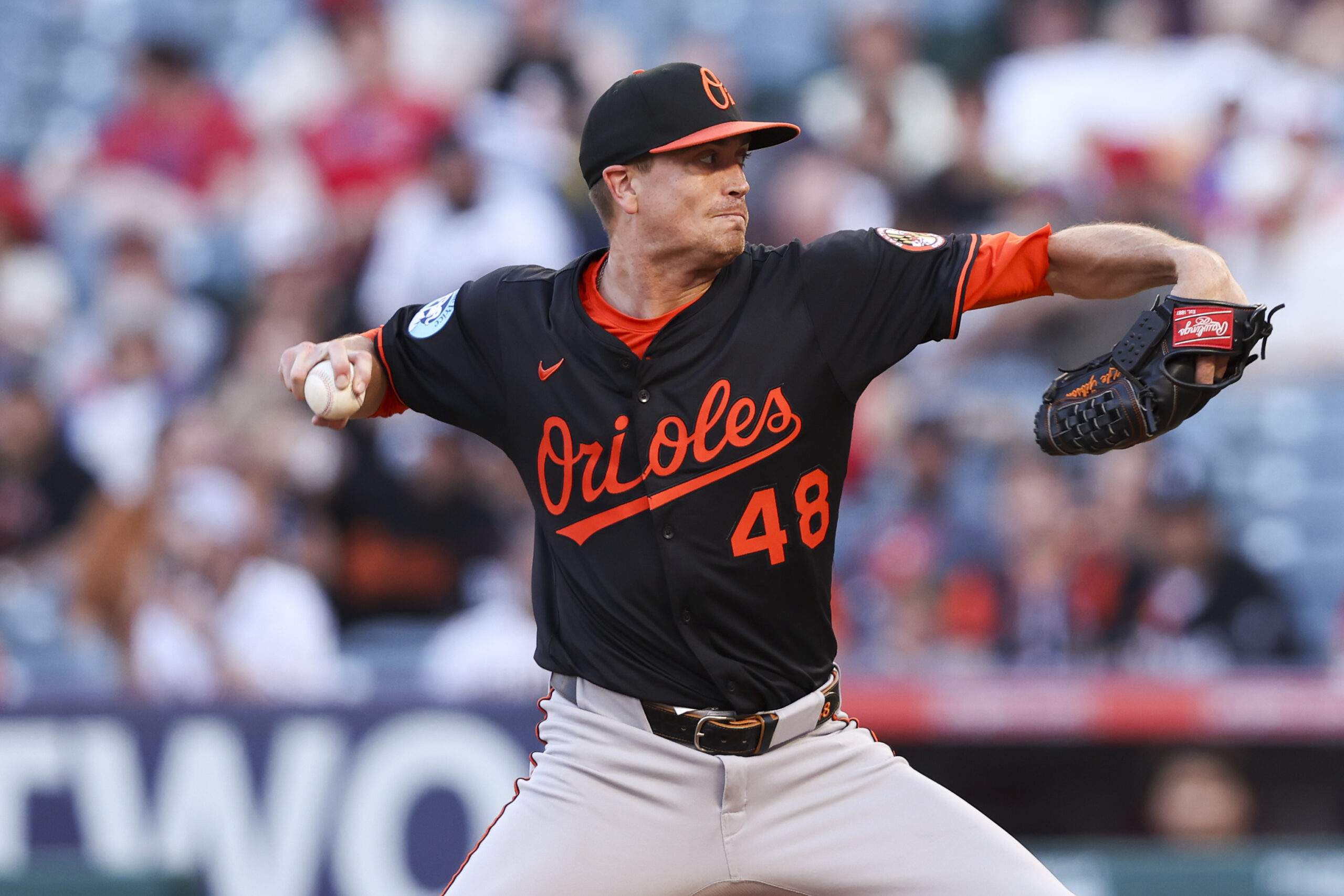 Baltimore Orioles pitcher Kyle Gibson delivers to a Los Angeles...