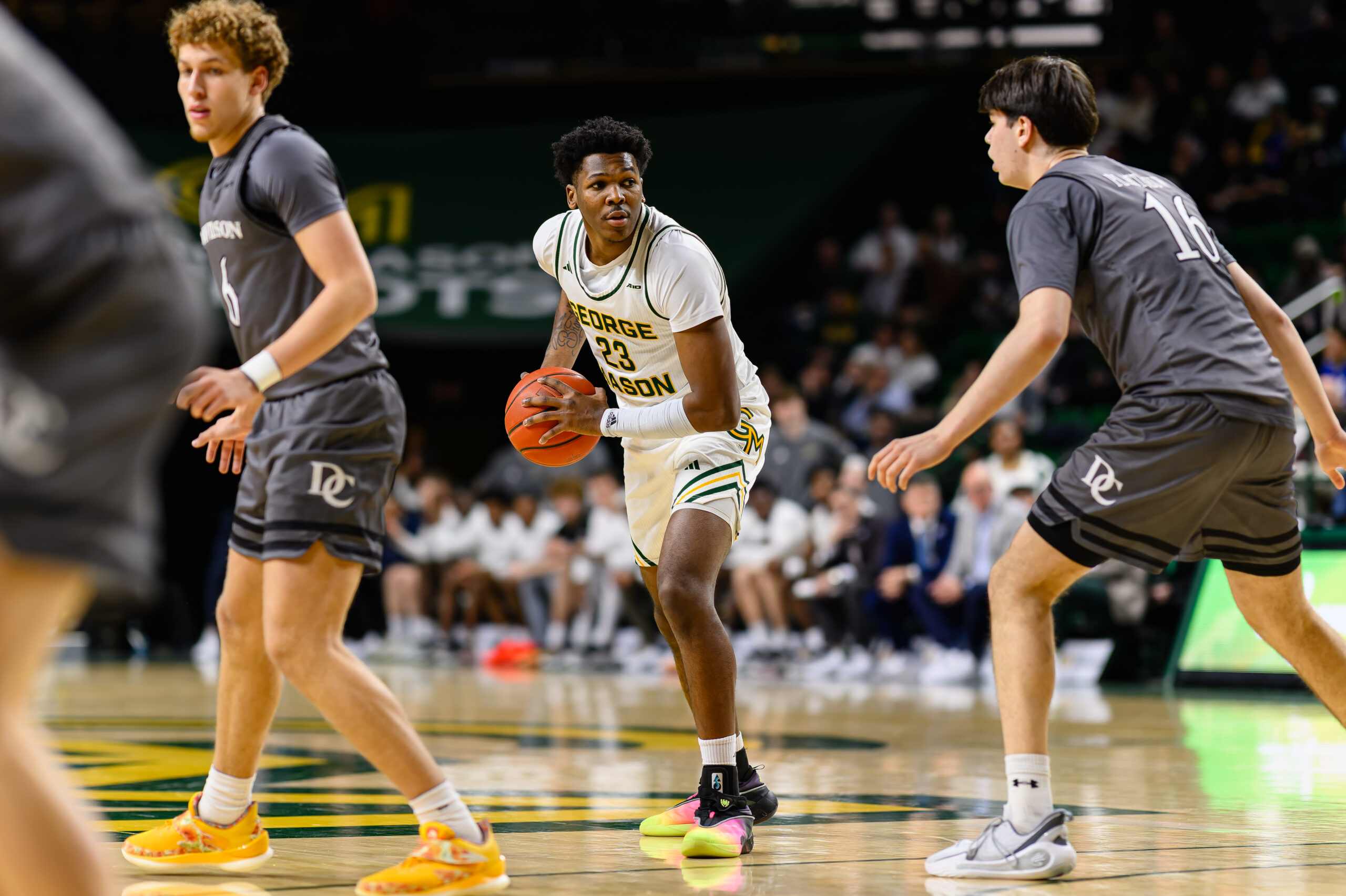 Photo of Nick Ellington on the court